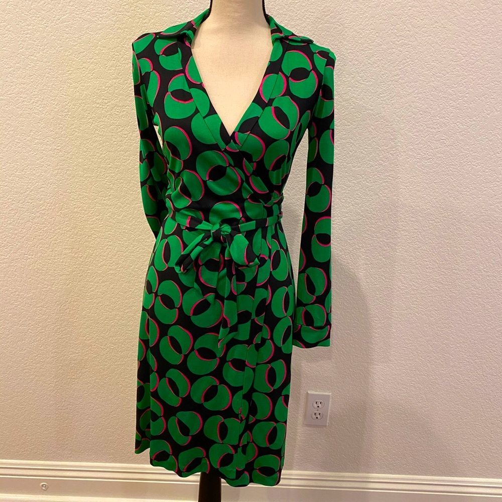 Diane Von Furstenberg signature wrap dress sz. 2